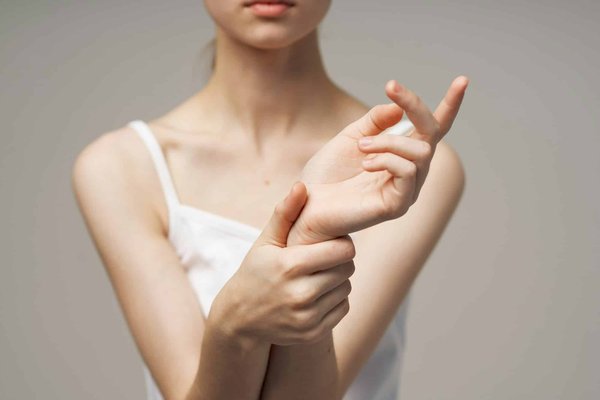 Quels sont les premiers signes de la neuropathie périphérique et comment réagir ?